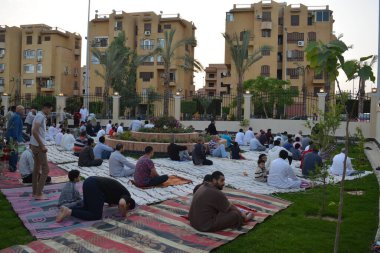 Kahire, Mısır, 2 Mayıs 2022: Mısır 'daki Müslümanlar, pandemik yasak sona erdikten sonra cami yakınlarındaki açık hava sahasında Kurban Bayramı dini ayinleri düzenledi, İslami kahvaltı duaları ve kutlamalar yapıldı