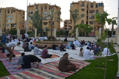 Kahire, Mısır, 2 Mayıs 2022: Mısır 'daki Müslümanlar, pandemik yasak sona erdikten sonra cami yakınlarındaki açık hava sahasında Kurban Bayramı dini ayinleri düzenledi, İslami kahvaltı duaları ve kutlamalar yapıldı