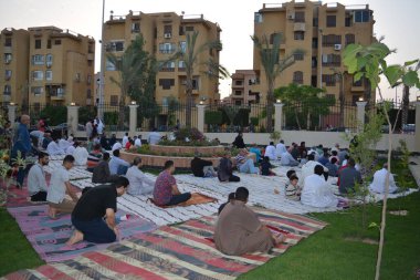 Kahire, Mısır, 2 Mayıs 2022: Mısır 'daki Müslümanlar, pandemik yasak sona erdikten sonra cami yakınlarındaki açık hava sahasında Kurban Bayramı dini ayinleri düzenledi, İslami kahvaltı duaları ve kutlamalar yapıldı