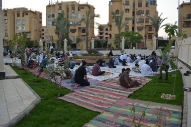 Kahire, Mısır, 2 Mayıs 2022: Mısır 'daki Müslümanlar, pandemik yasak sona erdikten sonra cami yakınlarındaki açık hava sahasında Kurban Bayramı dini ayinleri düzenledi, İslami kahvaltı duaları ve kutlamalar yapıldı