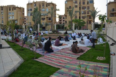 Kahire, Mısır, 2 Mayıs 2022: Mısır 'daki Müslümanlar, pandemik yasak sona erdikten sonra cami yakınlarındaki açık hava sahasında Kurban Bayramı dini ayinleri düzenledi, İslami kahvaltı duaları ve kutlamalar yapıldı