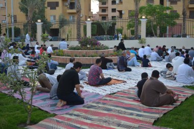 Kahire, Mısır, 2 Mayıs 2022: Mısır 'daki Müslümanlar, pandemik yasak sona erdikten sonra cami yakınlarındaki açık hava sahasında Kurban Bayramı dini ayinleri düzenledi, İslami kahvaltı duaları ve kutlamalar yapıldı