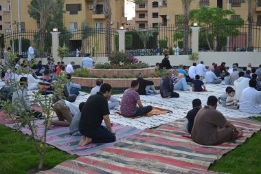 Kahire, Mısır, 2 Mayıs 2022: Mısır 'daki Müslümanlar, pandemik yasak sona erdikten sonra cami yakınlarındaki açık hava sahasında Kurban Bayramı dini ayinleri düzenledi, İslami kahvaltı duaları ve kutlamalar yapıldı