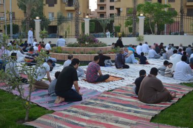 Kahire, Mısır, 2 Mayıs 2022: Mısır 'daki Müslümanlar, pandemik yasak sona erdikten sonra cami yakınlarındaki açık hava sahasında Kurban Bayramı dini ayinleri düzenledi, İslami kahvaltı duaları ve kutlamalar yapıldı