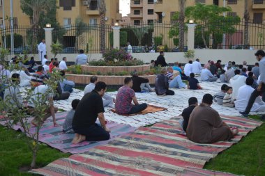 Kahire, Mısır, 2 Mayıs 2022: Mısır 'daki Müslümanlar, pandemik yasak sona erdikten sonra cami yakınlarındaki açık hava sahasında Kurban Bayramı dini ayinleri düzenledi, İslami kahvaltı duaları ve kutlamalar yapıldı