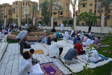 Kahire, Mısır, 2 Mayıs 2022: Mısır 'daki Müslümanlar, pandemik yasak sona erdikten sonra cami yakınlarındaki açık hava sahasında Kurban Bayramı dini ayinleri düzenledi, İslami kahvaltı duaları ve kutlamalar yapıldı