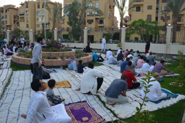 Kahire, Mısır, 2 Mayıs 2022: Mısır 'daki Müslümanlar, pandemik yasak sona erdikten sonra cami yakınlarındaki açık hava sahasında Kurban Bayramı dini ayinleri düzenledi, İslami kahvaltı duaları ve kutlamalar yapıldı