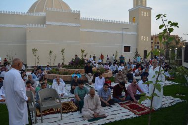 Kahire, Mısır, 2 Mayıs 2022: Mısır 'daki Müslümanlar, pandemik yasak sona erdikten sonra cami yakınlarındaki açık hava sahasında Kurban Bayramı dini ayinleri düzenledi, İslami kahvaltı duaları ve kutlamalar yapıldı