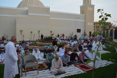 Kahire, Mısır, 2 Mayıs 2022: Mısır 'daki Müslümanlar, pandemik yasak sona erdikten sonra cami yakınlarındaki açık hava sahasında Kurban Bayramı dini ayinleri düzenledi, İslami kahvaltı duaları ve kutlamalar yapıldı