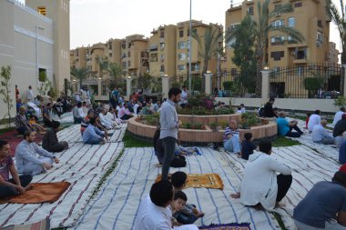 Kahire, Mısır, 2 Mayıs 2022: Mısır 'daki Müslümanlar, pandemik yasak sona erdikten sonra cami yakınlarındaki açık hava sahasında Kurban Bayramı dini ayinleri düzenledi, İslami kahvaltı duaları ve kutlamalar yapıldı