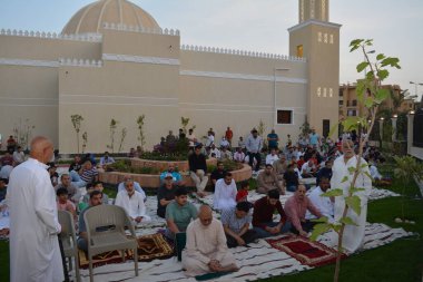 Kahire, Mısır, 2 Mayıs 2022: Mısır 'daki Müslümanlar, pandemik yasak sona erdikten sonra cami yakınlarındaki açık hava sahasında Kurban Bayramı dini ayinleri düzenledi, İslami kahvaltı duaları ve kutlamalar yapıldı