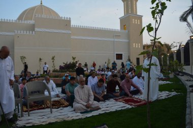 Kahire, Mısır, 2 Mayıs 2022: Mısır 'daki Müslümanlar, pandemik yasak sona erdikten sonra cami yakınlarındaki açık hava sahasında Kurban Bayramı dini ayinleri düzenledi, İslami kahvaltı duaları ve kutlamalar yapıldı