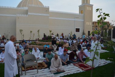 Kahire, Mısır, 2 Mayıs 2022: Mısır 'daki Müslümanlar, pandemik yasak sona erdikten sonra cami yakınlarındaki açık hava sahasında Kurban Bayramı dini ayinleri düzenledi, İslami kahvaltı duaları ve kutlamalar yapıldı