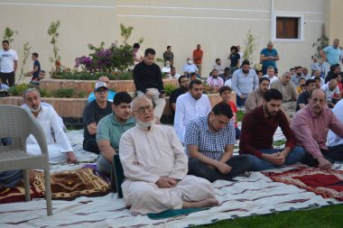 Kahire, Mısır, 2 Mayıs 2022: Mısır 'daki Müslümanlar, pandemik yasak sona erdikten sonra cami yakınlarındaki açık hava sahasında Kurban Bayramı dini ayinleri düzenledi, İslami kahvaltı duaları ve kutlamalar yapıldı