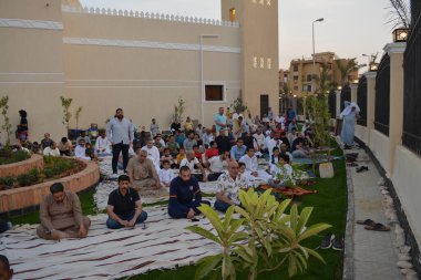 Kahire, Mısır, 2 Mayıs 2022: Mısır 'daki Müslümanlar, pandemik yasak sona erdikten sonra cami yakınlarındaki açık hava sahasında Kurban Bayramı dini ayinleri düzenledi, İslami kahvaltı duaları ve kutlamalar yapıldı