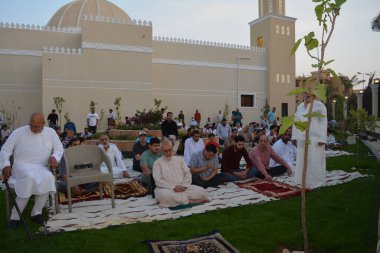 Kahire, Mısır, 2 Mayıs 2022: Mısır 'daki Müslümanlar, pandemik yasak sona erdikten sonra cami yakınlarındaki açık hava sahasında Kurban Bayramı dini ayinleri düzenledi, İslami kahvaltı duaları ve kutlamalar yapıldı