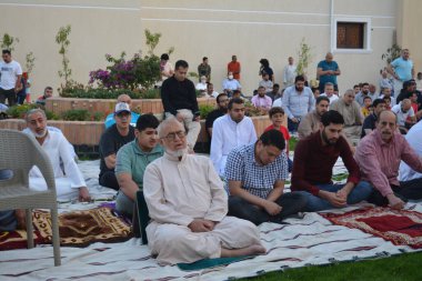 Kahire, Mısır, 2 Mayıs 2022: Mısır 'daki Müslümanlar, pandemik yasak sona erdikten sonra cami yakınlarındaki açık hava sahasında Kurban Bayramı dini ayinleri düzenledi, İslami kahvaltı duaları ve kutlamalar yapıldı