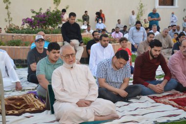 Kahire, Mısır, 2 Mayıs 2022: Mısır 'daki Müslümanlar, pandemik yasak sona erdikten sonra cami yakınlarındaki açık hava sahasında Kurban Bayramı dini ayinleri düzenledi, İslami kahvaltı duaları ve kutlamalar yapıldı