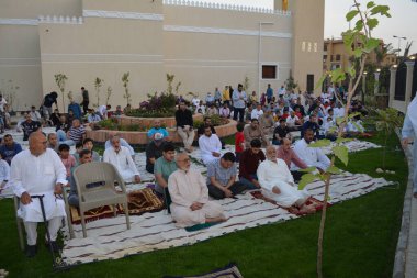 Kahire, Mısır, 2 Mayıs 2022: Mısır 'daki Müslümanlar, pandemik yasak sona erdikten sonra cami yakınlarındaki açık hava sahasında Kurban Bayramı dini ayinleri düzenledi, İslami kahvaltı duaları ve kutlamalar yapıldı