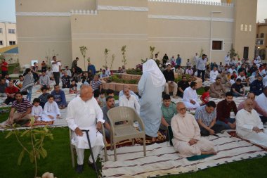 Kahire, Mısır, 2 Mayıs 2022: Mısır 'daki Müslümanlar, pandemik yasak sona erdikten sonra cami yakınlarındaki açık hava sahasında Kurban Bayramı dini ayinleri düzenledi, İslami kahvaltı duaları ve kutlamalar yapıldı