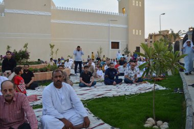 Kahire, Mısır, 2 Mayıs 2022: Mısır 'daki Müslümanlar, pandemik yasak sona erdikten sonra cami yakınlarındaki açık hava sahasında Kurban Bayramı dini ayinleri düzenledi, İslami kahvaltı duaları ve kutlamalar yapıldı