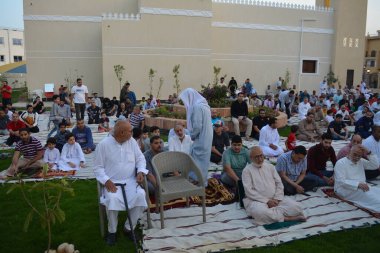 Kahire, Mısır, 2 Mayıs 2022: Mısır 'daki Müslümanlar, pandemik yasak sona erdikten sonra cami yakınlarındaki açık hava sahasında Kurban Bayramı dini ayinleri düzenledi, İslami kahvaltı duaları ve kutlamalar yapıldı