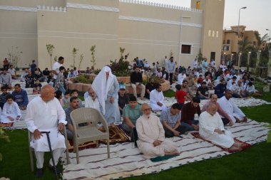 Kahire, Mısır, 2 Mayıs 2022: Mısır 'daki Müslümanlar, pandemik yasak sona erdikten sonra cami yakınlarındaki açık hava sahasında Kurban Bayramı dini ayinleri düzenledi, İslami kahvaltı duaları ve kutlamalar yapıldı