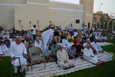 Kahire, Mısır, 2 Mayıs 2022: Mısır 'daki Müslümanlar, pandemik yasak sona erdikten sonra cami yakınlarındaki açık hava sahasında Kurban Bayramı dini ayinleri düzenledi, İslami kahvaltı duaları ve kutlamalar yapıldı