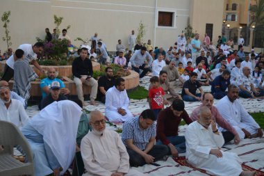 Kahire, Mısır, 2 Mayıs 2022: Mısır 'daki Müslümanlar, pandemik yasak sona erdikten sonra cami yakınlarındaki açık hava sahasında Kurban Bayramı dini ayinleri düzenledi, İslami kahvaltı duaları ve kutlamalar yapıldı