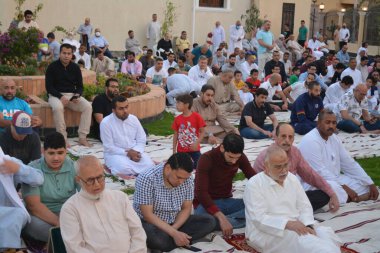 Kahire, Mısır, 2 Mayıs 2022: Mısır 'daki Müslümanlar, pandemik yasak sona erdikten sonra cami yakınlarındaki açık hava sahasında Kurban Bayramı dini ayinleri düzenledi, İslami kahvaltı duaları ve kutlamalar yapıldı