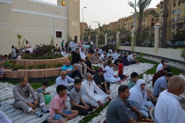 Kahire, Mısır, 2 Mayıs 2022: Mısır 'daki Müslümanlar, pandemik yasak sona erdikten sonra cami yakınlarındaki açık hava sahasında Kurban Bayramı dini ayinleri düzenledi, İslami kahvaltı duaları ve kutlamalar yapıldı