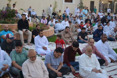 Kahire, Mısır, 2 Mayıs 2022: Mısır 'daki Müslümanlar, pandemik yasak sona erdikten sonra cami yakınlarındaki açık hava sahasında Kurban Bayramı dini ayinleri düzenledi, İslami kahvaltı duaları ve kutlamalar yapıldı