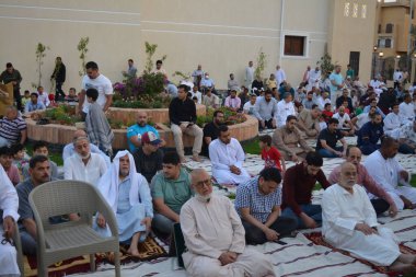 Kahire, Mısır, 2 Mayıs 2022: Mısır 'daki Müslümanlar, pandemik yasak sona erdikten sonra cami yakınlarındaki açık hava sahasında Kurban Bayramı dini ayinleri düzenledi, İslami kahvaltı duaları ve kutlamalar yapıldı