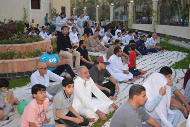 Kahire, Mısır, 2 Mayıs 2022: Mısır 'daki Müslümanlar, pandemik yasak sona erdikten sonra cami yakınlarındaki açık hava sahasında Kurban Bayramı dini ayinleri düzenledi, İslami kahvaltı duaları ve kutlamalar yapıldı