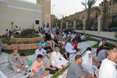 Kahire, Mısır, 2 Mayıs 2022: Mısır 'daki Müslümanlar, pandemik yasak sona erdikten sonra cami yakınlarındaki açık hava sahasında Kurban Bayramı dini ayinleri düzenledi, İslami kahvaltı duaları ve kutlamalar yapıldı