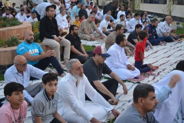 Kahire, Mısır, 2 Mayıs 2022: Mısır 'daki Müslümanlar, pandemik yasak sona erdikten sonra cami yakınlarındaki açık hava sahasında Kurban Bayramı dini ayinleri düzenledi, İslami kahvaltı duaları ve kutlamalar yapıldı