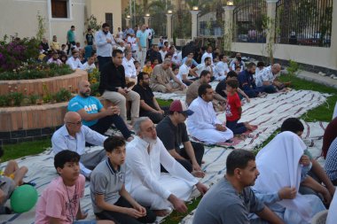 Kahire, Mısır, 2 Mayıs 2022: Mısır 'daki Müslümanlar, pandemik yasak sona erdikten sonra cami yakınlarındaki açık hava sahasında Kurban Bayramı dini ayinleri düzenledi, İslami kahvaltı duaları ve kutlamalar yapıldı