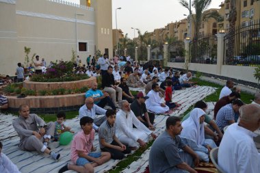 Kahire, Mısır, 2 Mayıs 2022: Mısır 'daki Müslümanlar, pandemik yasak sona erdikten sonra cami yakınlarındaki açık hava sahasında Kurban Bayramı dini ayinleri düzenledi, İslami kahvaltı duaları ve kutlamalar yapıldı