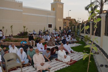 Kahire, Mısır, 2 Mayıs 2022: Mısır 'daki Müslümanlar, pandemik yasak sona erdikten sonra cami yakınlarındaki açık hava sahasında Kurban Bayramı dini ayinleri düzenledi, İslami kahvaltı duaları ve kutlamalar yapıldı