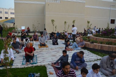 Kahire, Mısır, 2 Mayıs 2022: Mısır 'daki Müslümanlar, pandemik yasak sona erdikten sonra cami yakınlarındaki açık hava sahasında Kurban Bayramı dini ayinleri düzenledi, İslami kahvaltı duaları ve kutlamalar yapıldı