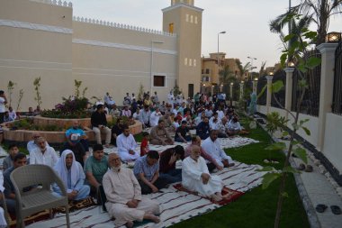 Kahire, Mısır, 2 Mayıs 2022: Mısır 'daki Müslümanlar, pandemik yasak sona erdikten sonra cami yakınlarındaki açık hava sahasında Kurban Bayramı dini ayinleri düzenledi, İslami kahvaltı duaları ve kutlamalar yapıldı