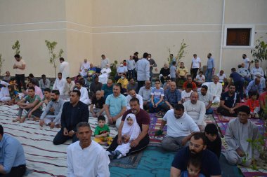 Kahire, Mısır, 2 Mayıs 2022: Mısır 'daki Müslümanlar, pandemik yasak sona erdikten sonra cami yakınlarındaki açık hava sahasında Kurban Bayramı dini ayinleri düzenledi, İslami kahvaltı duaları ve kutlamalar yapıldı