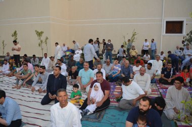 Kahire, Mısır, 2 Mayıs 2022: Mısır 'daki Müslümanlar, pandemik yasak sona erdikten sonra cami yakınlarındaki açık hava sahasında Kurban Bayramı dini ayinleri düzenledi, İslami kahvaltı duaları ve kutlamalar yapıldı