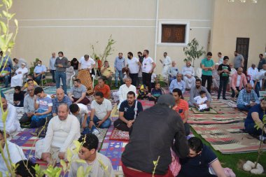 Kahire, Mısır, 2 Mayıs 2022: Mısır 'daki Müslümanlar, pandemik yasak sona erdikten sonra cami yakınlarındaki açık hava sahasında Kurban Bayramı dini ayinleri düzenledi, İslami kahvaltı duaları ve kutlamalar yapıldı