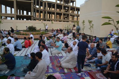 Kahire, Mısır, 2 Mayıs 2022: Mısır 'daki Müslümanlar, pandemik yasak sona erdikten sonra cami yakınlarındaki açık hava sahasında Kurban Bayramı dini ayinleri düzenledi, İslami kahvaltı duaları ve kutlamalar yapıldı