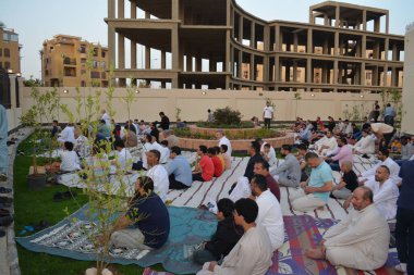 Kahire, Mısır, 2 Mayıs 2022: Mısır 'daki Müslümanlar, pandemik yasak sona erdikten sonra cami yakınlarındaki açık hava sahasında Kurban Bayramı dini ayinleri düzenledi, İslami kahvaltı duaları ve kutlamalar yapıldı