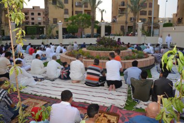 Kahire, Mısır, 2 Mayıs 2022: Mısır 'daki Müslümanlar, pandemik yasak sona erdikten sonra cami yakınlarındaki açık hava sahasında Kurban Bayramı dini ayinleri düzenledi, İslami kahvaltı duaları ve kutlamalar yapıldı