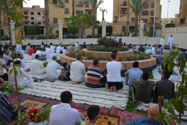 Kahire, Mısır, 2 Mayıs 2022: Mısır 'daki Müslümanlar, pandemik yasak sona erdikten sonra cami yakınlarındaki açık hava sahasında Kurban Bayramı dini ayinleri düzenledi, İslami kahvaltı duaları ve kutlamalar yapıldı