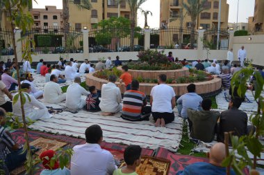 Kahire, Mısır, 2 Mayıs 2022: Mısır 'daki Müslümanlar, pandemik yasak sona erdikten sonra cami yakınlarındaki açık hava sahasında Kurban Bayramı dini ayinleri düzenledi, İslami kahvaltı duaları ve kutlamalar yapıldı