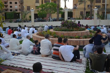 Kahire, Mısır, 2 Mayıs 2022: Mısır 'daki Müslümanlar, pandemik yasak sona erdikten sonra cami yakınlarındaki açık hava sahasında Kurban Bayramı dini ayinleri düzenledi, İslami kahvaltı duaları ve kutlamalar yapıldı